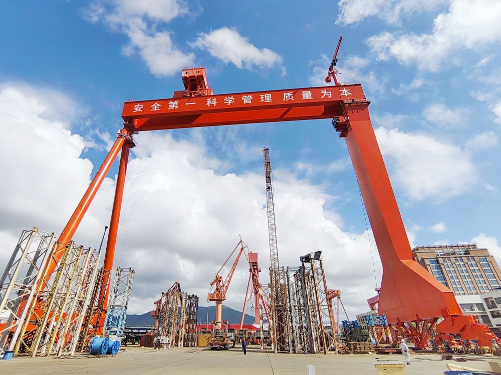 GENMA品牌顺利完成450吨及1,300吨门式起重机总装(图1)