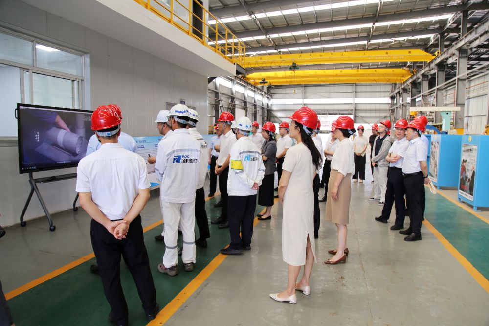 启东市委书记杨中坚一行莅临子公司永兴集团yx06海洋焊接培训车间开展现场调研(图2)