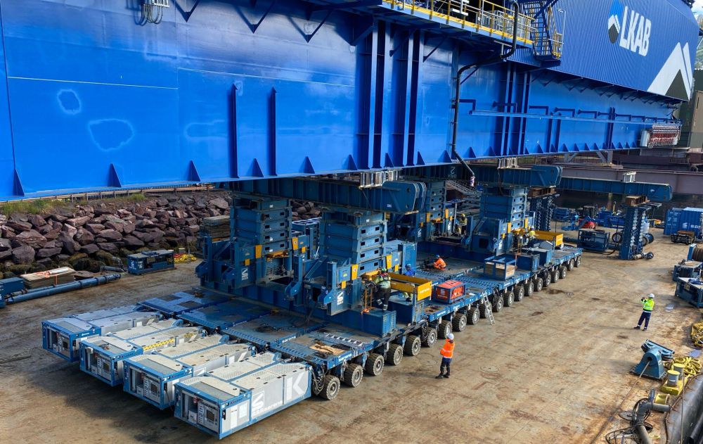 KOCH Solutions大型装船机成功运抵客户码头(图1)