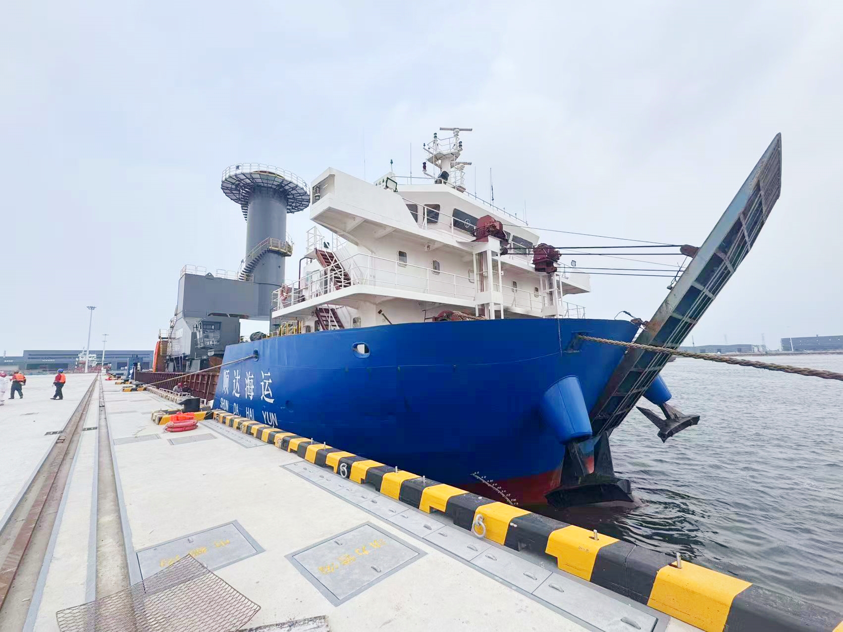 永兴集团yx06智装码头迎来首艘船舶靠泊，GENMA通州湾制造基地发运能力实现重大突破(图2)